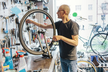 Small business owner of bicycle store - FOLF04590