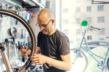 Small business owner of bicycle store - FOLF04592