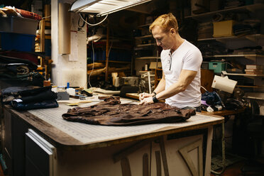 Man in leather workshop - FOLF04599