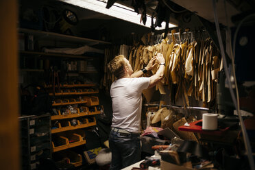 Man in leather workshop - FOLF04604