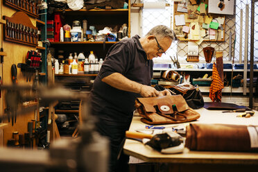 Man in leather workshop - FOLF04606