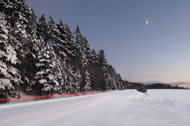 Lichtspuren auf der Winterstraße - FOLF04656