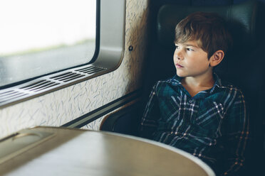 Junge in einem Zug - FOLF04665