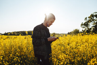 Junger Mann im Freien schaut auf sein Handy - FOLF04688