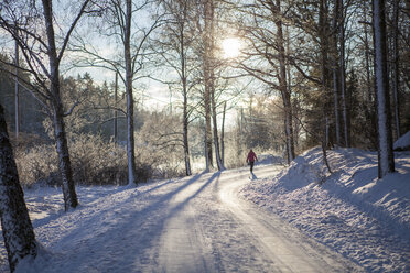 Schnee auf ländlicher Straße in Schweden - FOLF04697