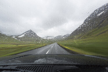 Blick aus einem Auto auf eine Landstraße - FOLF04705