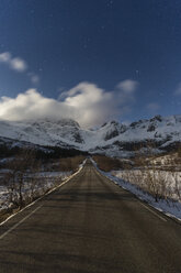 Verschneite Landstraße mit Bergblick auf den Lofoten, Norwegen - FOLF04712