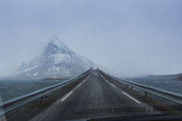 Brücke mit Blick auf schneebedeckte Berge - FOLF04718