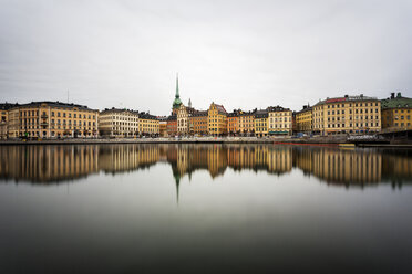 Blick über das Wasser auf die historische Gamla Stan in Schweden - FOLF04739