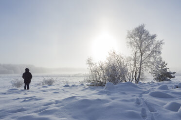 Eine Person, die im Schnee steht - FOLF04761