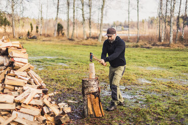 Man splitting fire wood - FOLF04770