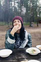 Frau beim Essen im Freien - FOLF04779