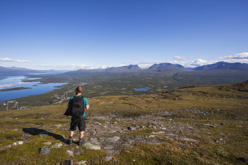 Mann beim Wandern in Lappland, Schweden - FOLF04794