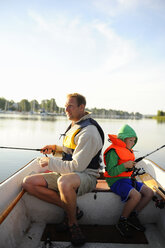 Vater und Sohn fischen von einem Boot aus - FOLF04808