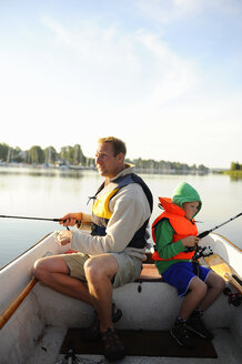 Vater und Sohn fischen von einem Boot aus - FOLF04808