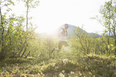 Mann joggt in Kungsleden, Schweden - FOLF04813