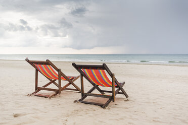 Zwei Stühle am Strand von Ko Lanta, Thailand - FOLF04831