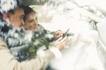 Couple in car with smart phone - FOLF04886