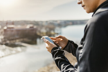 Frau mit Smartphone - FOLF04902