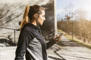 Junge Frau am Telefon - FOLF04911