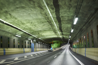 Im Inneren eines Tunnels auf der Norra Lanken Autobahn in Stockholm, Schweden - FOLF04995