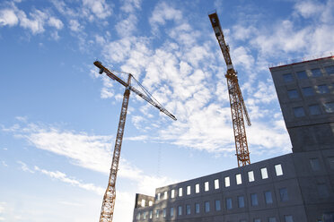 Industriekräne in einer Stadt - FOLF05000