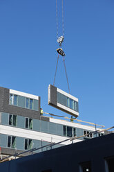 Industriekräne beim Anheben einer Mauer auf einer Baustelle - FOLF05002