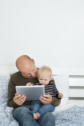 Mann benutzt digitales Tablet mit seiner kleinen Tochter - FOLF05024
