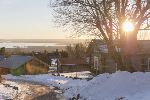 Sonnenaufgang über Häusern im Winter - FOLF05050