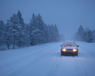 Auto auf Landstraße im Winter - FOLF05058