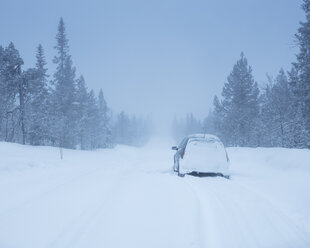 Auto auf Landstraße im Winter - FOLF05061