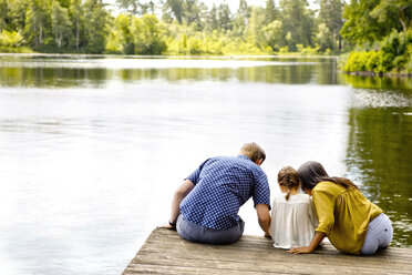 Familie auf dem Steg am See - FOLF05089