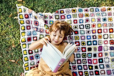 Mädchen liest auf einer Picknickdecke - FOLF05091