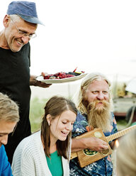 Gemeinsames Essen in der Familie - FOLF05098