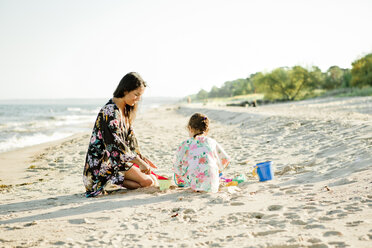 Mutter und Tochter am Strand - FOLF05099