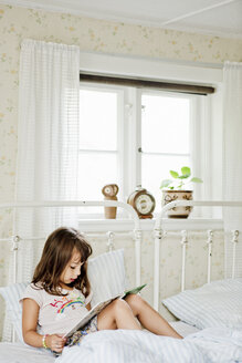 Mädchen liest im Bett - FOLF05105