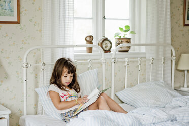 Girl reading in bed - FOLF05106