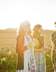 Friends drinking wine at sunset - FOLF05110