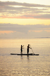 Männer beim Paddeln bei Sonnenaufgang auf Bora Bora - FOLF05146