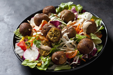 Schüssel mit gemischtem Salat und Gemüsebällchen, lizenzfreies Stockfoto