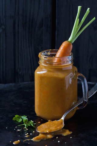 Karottensuppe und Karotte im Glas, lizenzfreies Stockfoto