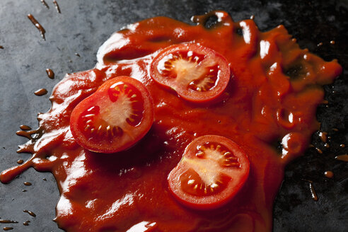 Gesiebte Tomaten mit Tomatenscheiben - CSF29027