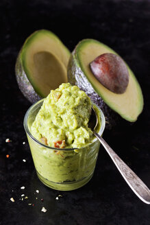 Glas Guacamole und in Scheiben geschnittene Avocado - CSF29028