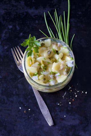 Ein Glas Kartoffelsalat, lizenzfreies Stockfoto