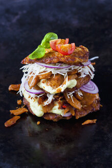 Veggie Burger aus Kartoffelpuffern, Süßkartoffeln, Sojafleisch, Remoulade und Barbecue-Sauce - CSF29051