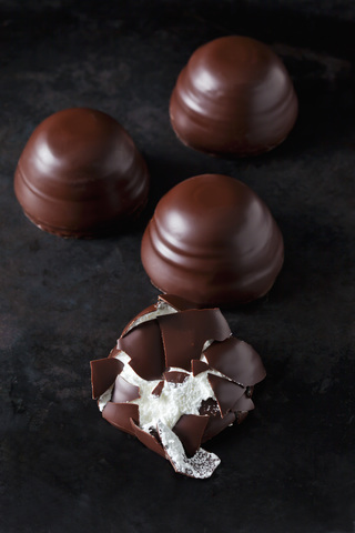 Drei ganze und ein zerquetschter Schokoladen-Marshmallow, lizenzfreies Stockfoto