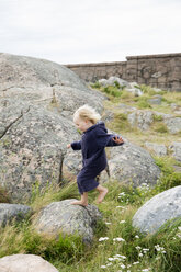 Mädchen spielt auf Felsen - FOLF05157