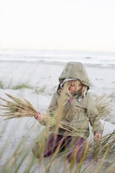 Mädchen spielt mit Gras - FOLF05161