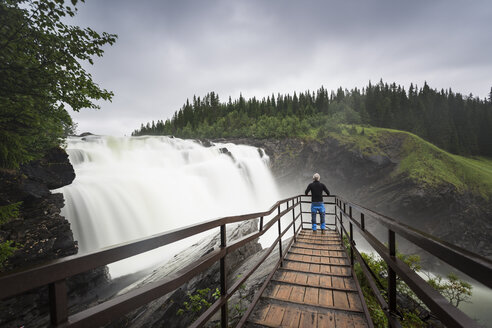 Mann am Aussichtspunkt eines Wasserfalls in Jamtland, Schweden - FOLF05187