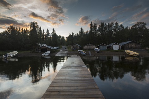 Pier am See in Jamtland, Schweden, lizenzfreies Stockfoto